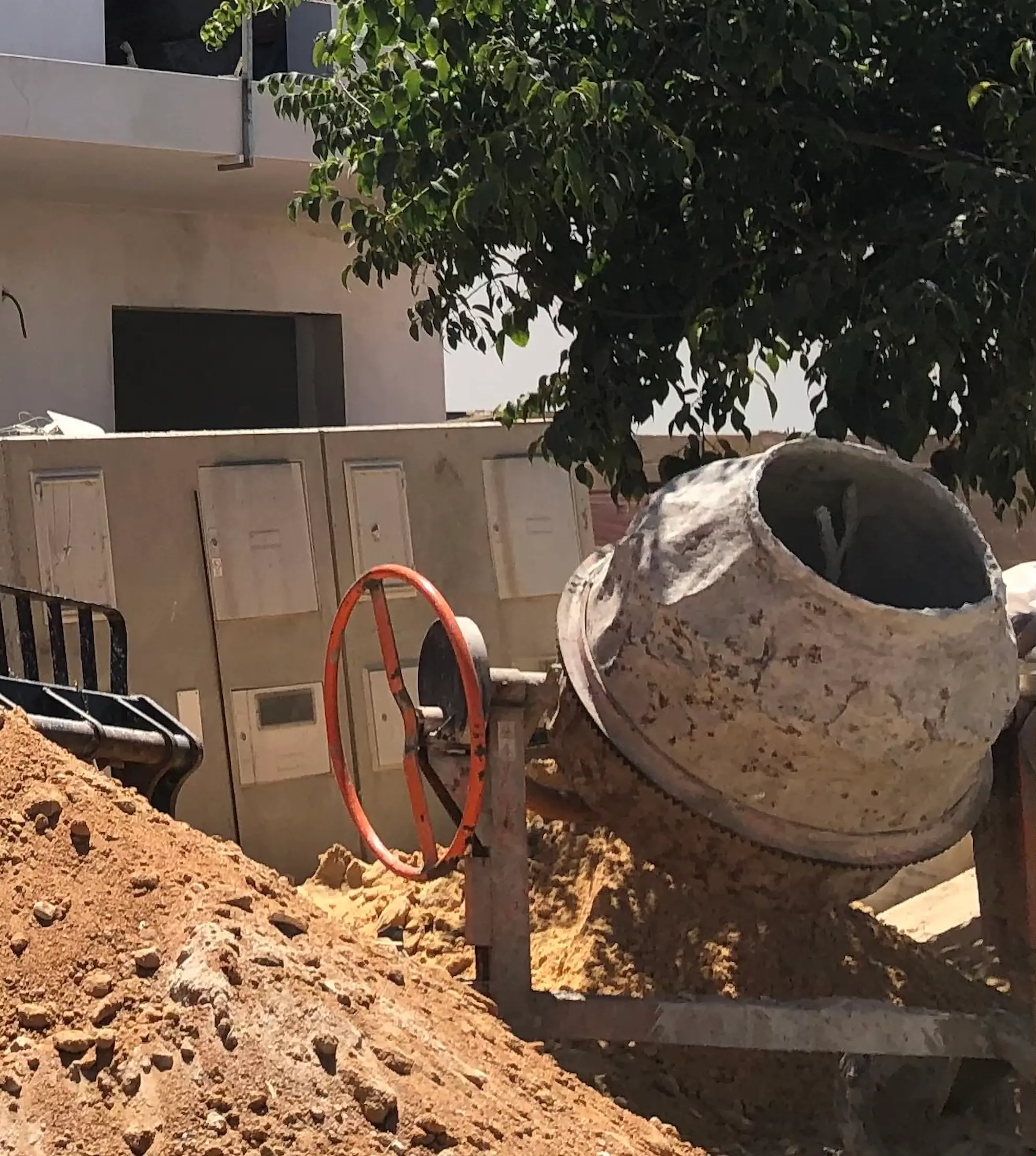 construction site supervision project management image